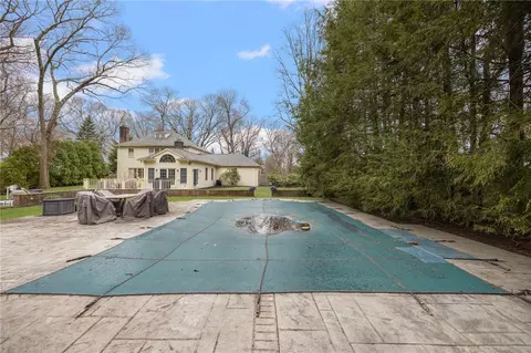 Exterior - 2 Lansdowne Rd, Warwick, RI 02888 photo 11 of 16