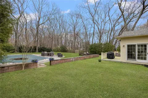 Exterior - 2 Lansdowne Rd, Warwick, RI 02888 photo 13 of 16