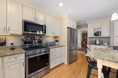 Kitchen - 2 Lansdowne Rd, Warwick, RI 02888 photo 3 of 6