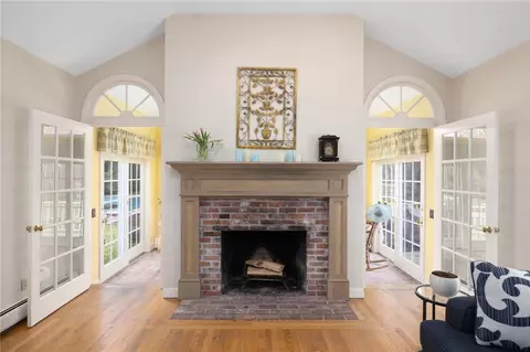 Living - 2 Lansdowne Rd, Warwick, RI 02888 photo 4 of 7