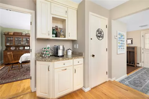 Kitchen - 2 Lansdowne Rd, Warwick, RI 02888 photo 4 of 6