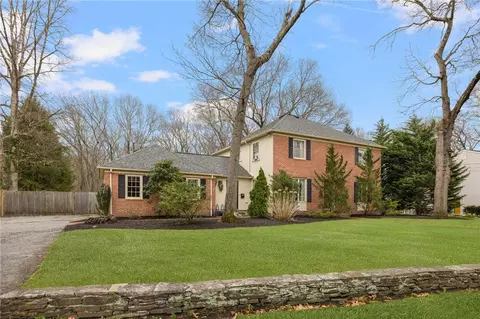 2 Lansdowne Rd, Warwick, RI 02888