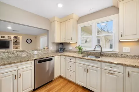 Kitchen - 2 Lansdowne Rd, Warwick, RI 02888 photo 5 of 6