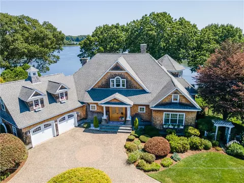 75 Roger Williams Dr, North Kingstown, RI 02852
