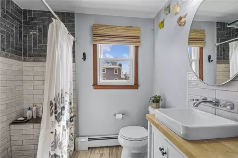 Bath - 992 Main St, Warren, RI 02885 photo 2 of 3