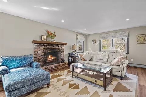 Living - 992 Main St, Warren, RI 02885 photo 4 of 7