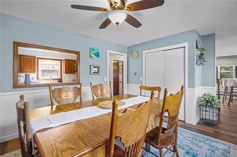 Dining - 992 Main St, Warren, RI 02885 photo 3 of 4