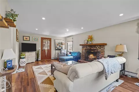 Living - 992 Main St, Warren, RI 02885 photo 2 of 7