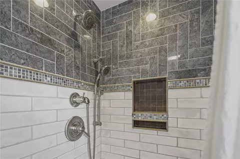Bath - 992 Main St, Warren, RI 02885 photo 3 of 3