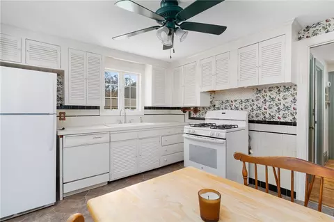 Kitchen - 10 Enfield Rd, Warwick, RI 02886 photo 2 of 4