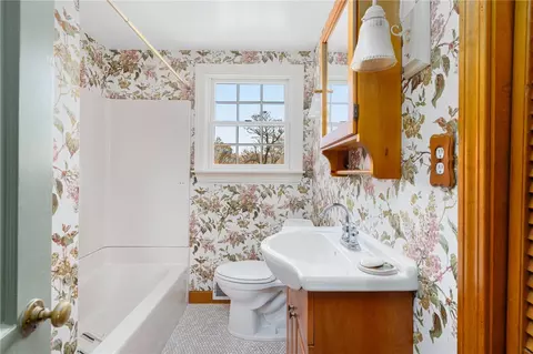 Bath - 10 Enfield Rd, Warwick, RI 02886 photo 1 of 1