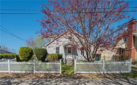 82 Mason Ave, Portsmouth, RI 02871