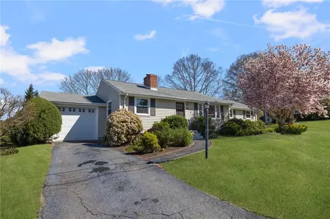 10 Longmeadow Ave, Middletown, RI 02842