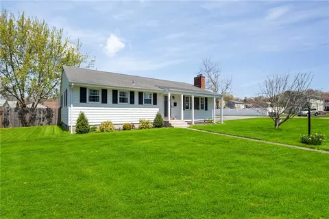 16 Ridgeway Dr, Warren, RI 02885