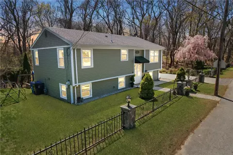 15 Cove St, Riverside, RI 02915