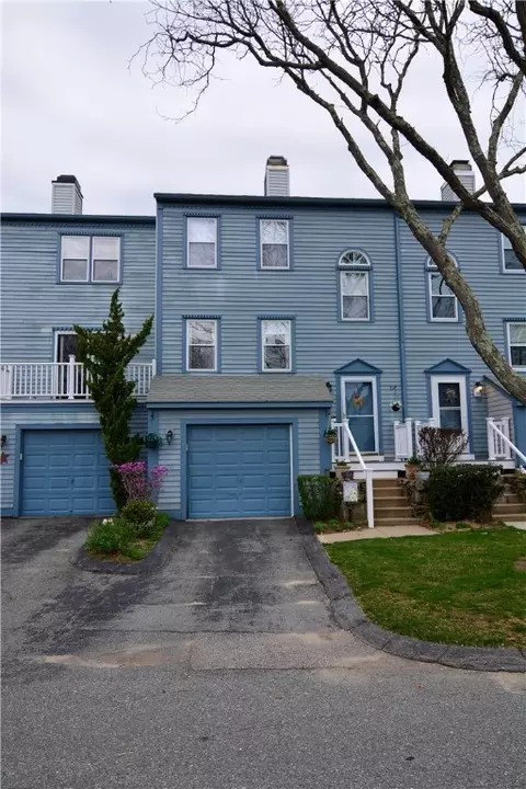 1 Willow Glen Cir #105, Warwick, RI 02889