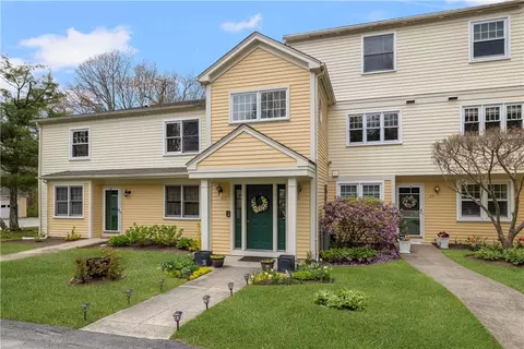 10 Bristol Woods Dr, Bristol, RI 02809