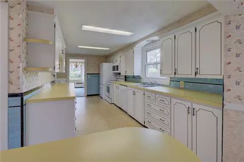 Kitchen - 1 Pine Edge Ct, Warwick, RI 02889 photo 2 of 4