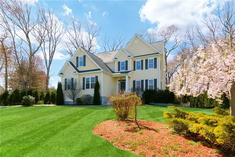 32 Woods Ln, Cranston, RI 02921