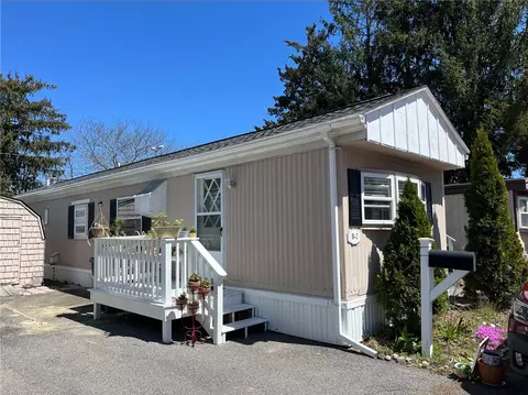 2 Krzak Rd, North Kingstown, RI 02852