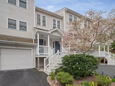 74 Red Brook Ln, West Warwick, RI 02893