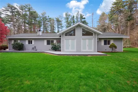 8 Ashwood Ln, Hopkinton, RI 02832