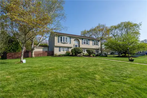 20 Apple Hill Dr, Cranston, RI 02921