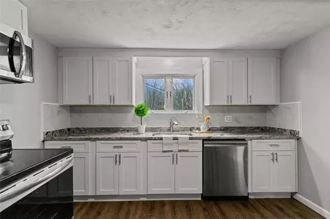 Kitchen - 16 Scott Ln, Bristol, RI 02809 photo 4 of 4