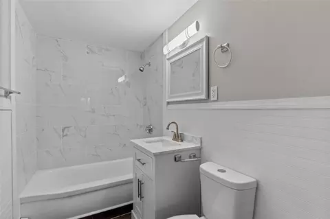Bath - 16 Scott Ln, Bristol, RI 02809 photo 1 of 1