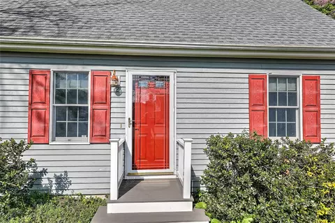 2 Central Ct, Warren, RI 02885 photo 3