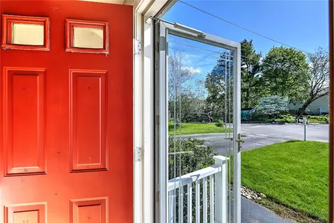 2 Central Ct, Warren, RI 02885 photo 4