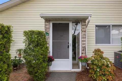 828 Williamsburg Cir, Warwick, RI 02886