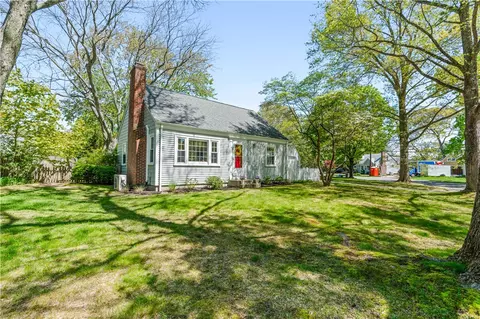 19 Roberta Dr, Barrington, RI 02806