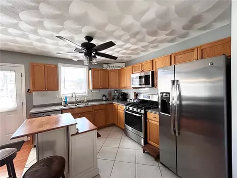 29 Hamlet Ct, Bristol, RI 02809 photo 2