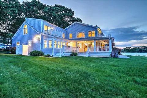 122 Riverside Dr, Riverside, RI 02915