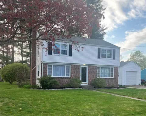 10 Hillcrest Dr, Smithfield, RI 02828