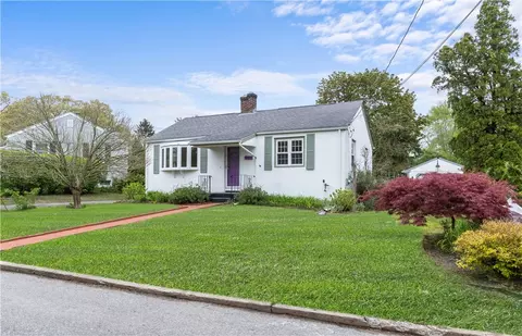 30 Maple Dr, North Kingstown, RI 02852