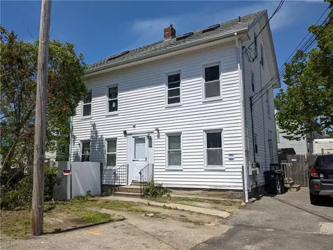 14 Lilac St, Pawtucket, RI 02860
