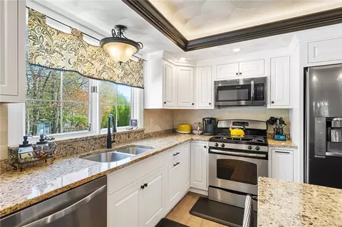 Kitchen - 8 Castleton Dr, Cranston, RI 02921 photo 4 of 7