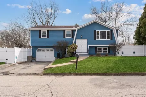 11 N Gate Dr, West Warwick, RI 02893