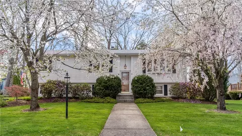 6 Lucille Dr, Smithfield, RI 02828