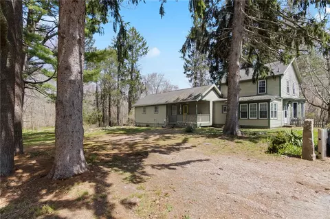 14 Collins Rd, Ashaway, RI 02804