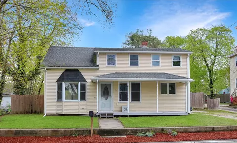 8 N Main St, Westerly, RI 02808