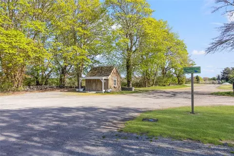 858 Mitchells Ln, Middletown, RI 02842 photo 17