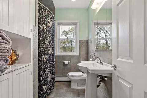 Bath - 7 Etta St, Warwick, RI 02889 photo 1 of 3