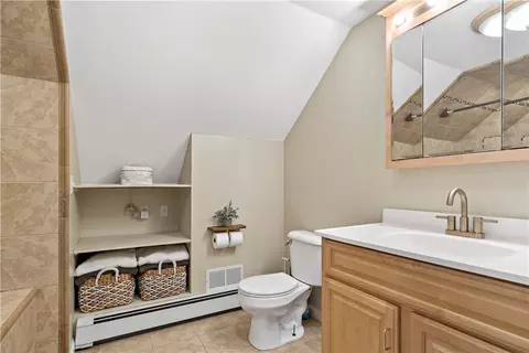 Bath - 7 Etta St, Warwick, RI 02889 photo 2 of 3
