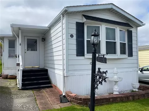 32 Bayview Park Pkwy, Middletown, RI 02842