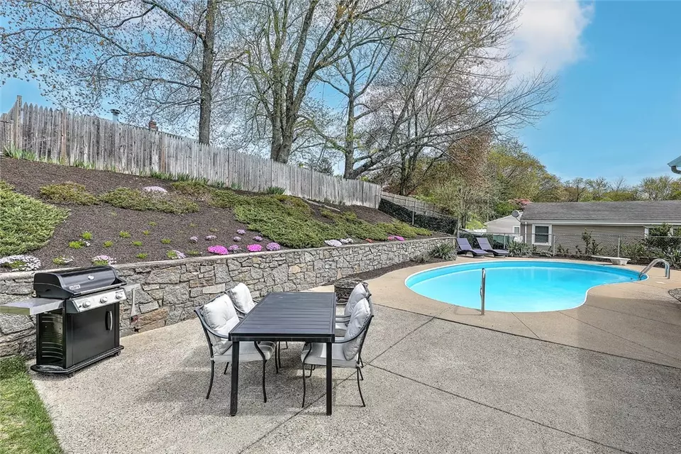 19 Roslyn Ave, Cranston, RI 02910 30 Photos Movoto