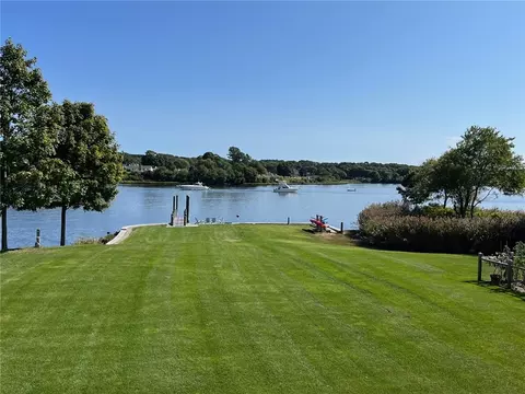 147 River Rd, Pawcatuck, CT 06379