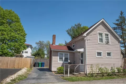 132 Uncas St, Warwick, RI 02889